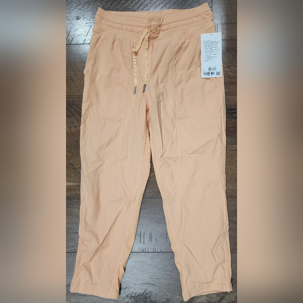 NWT Lululemon Dance Studio MR Cropped Pant, Size 6